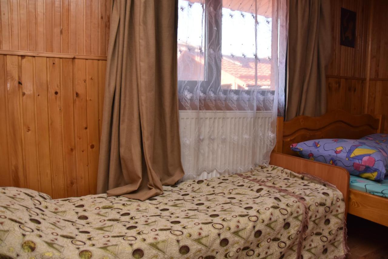 Guest House Mandrivnyi Rooms&Apartments Yasinya Exterior foto