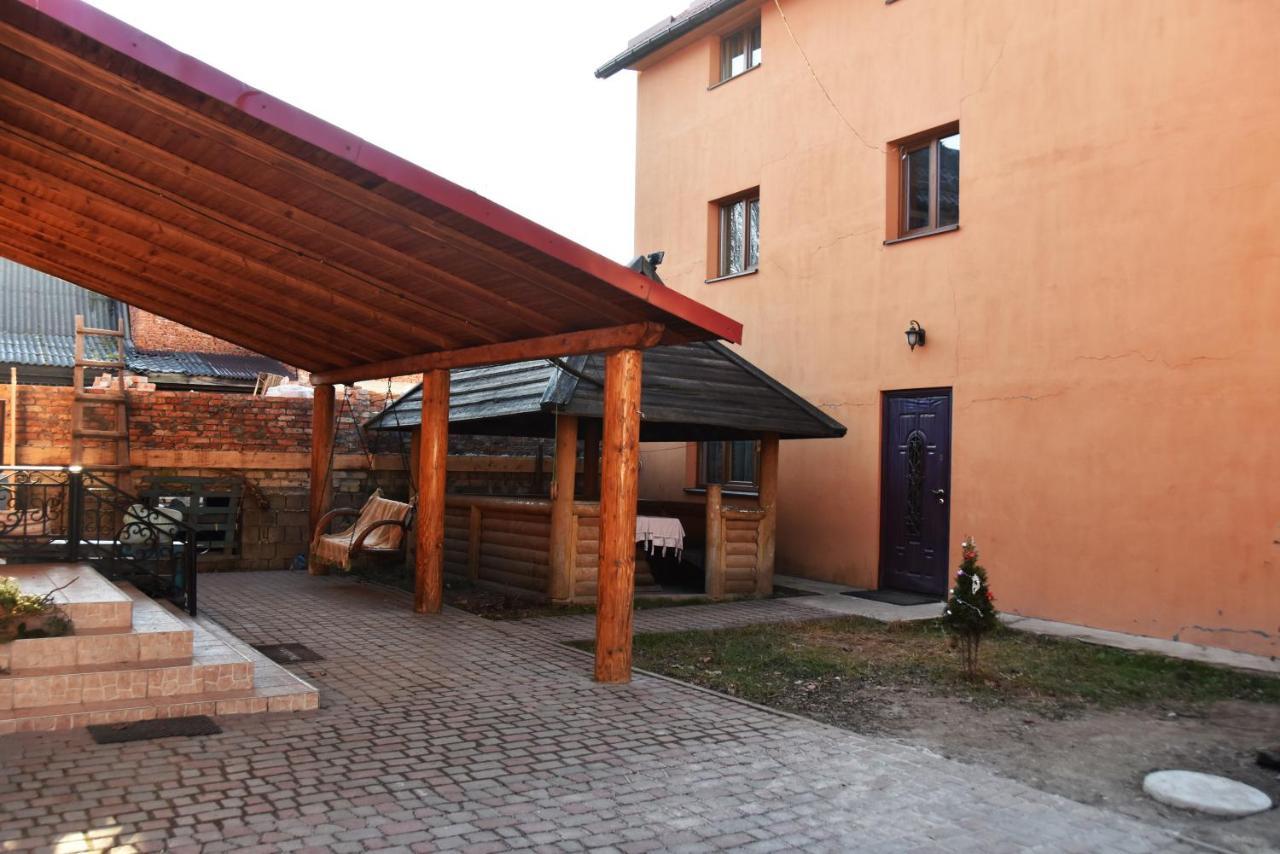 Guest House Mandrivnyi Rooms&Apartments Yasinya Exterior foto