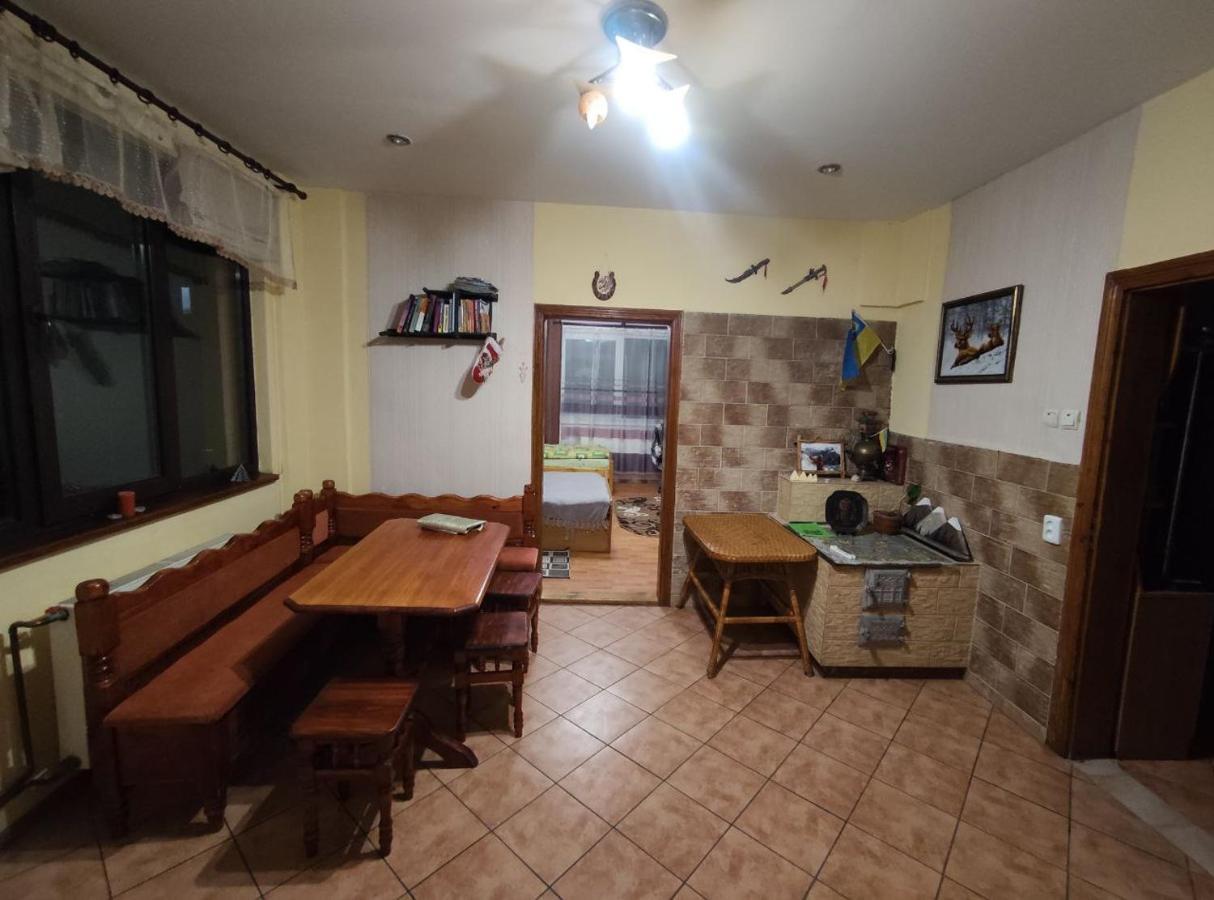 Guest House Mandrivnyi Rooms&Apartments Yasinya Exterior foto