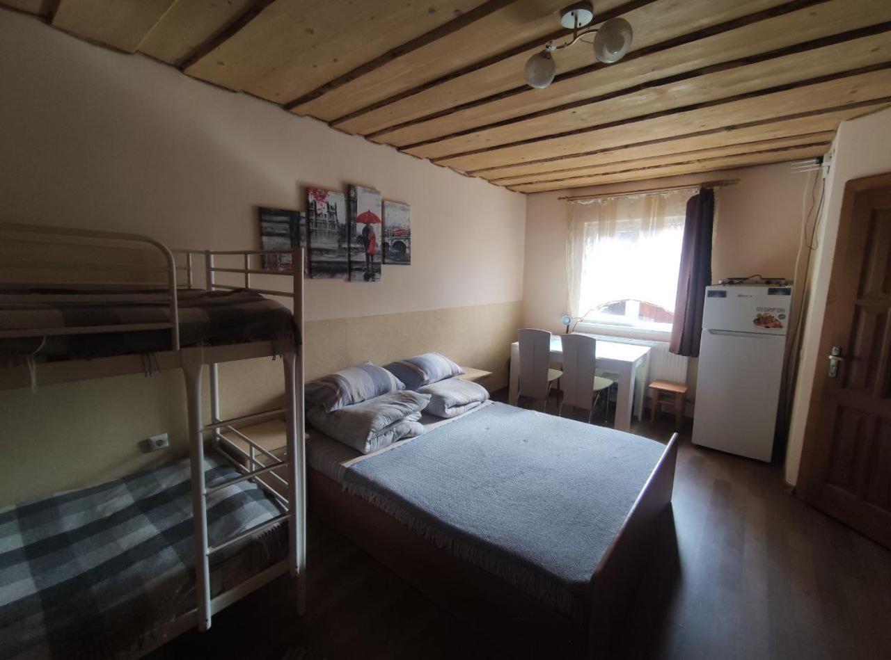 Guest House Mandrivnyi Rooms&Apartments Yasinya Exterior foto