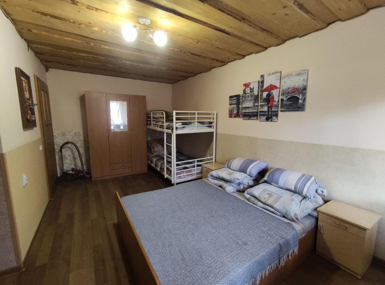 Guest House Mandrivnyi Rooms&Apartments Yasinya Exterior foto