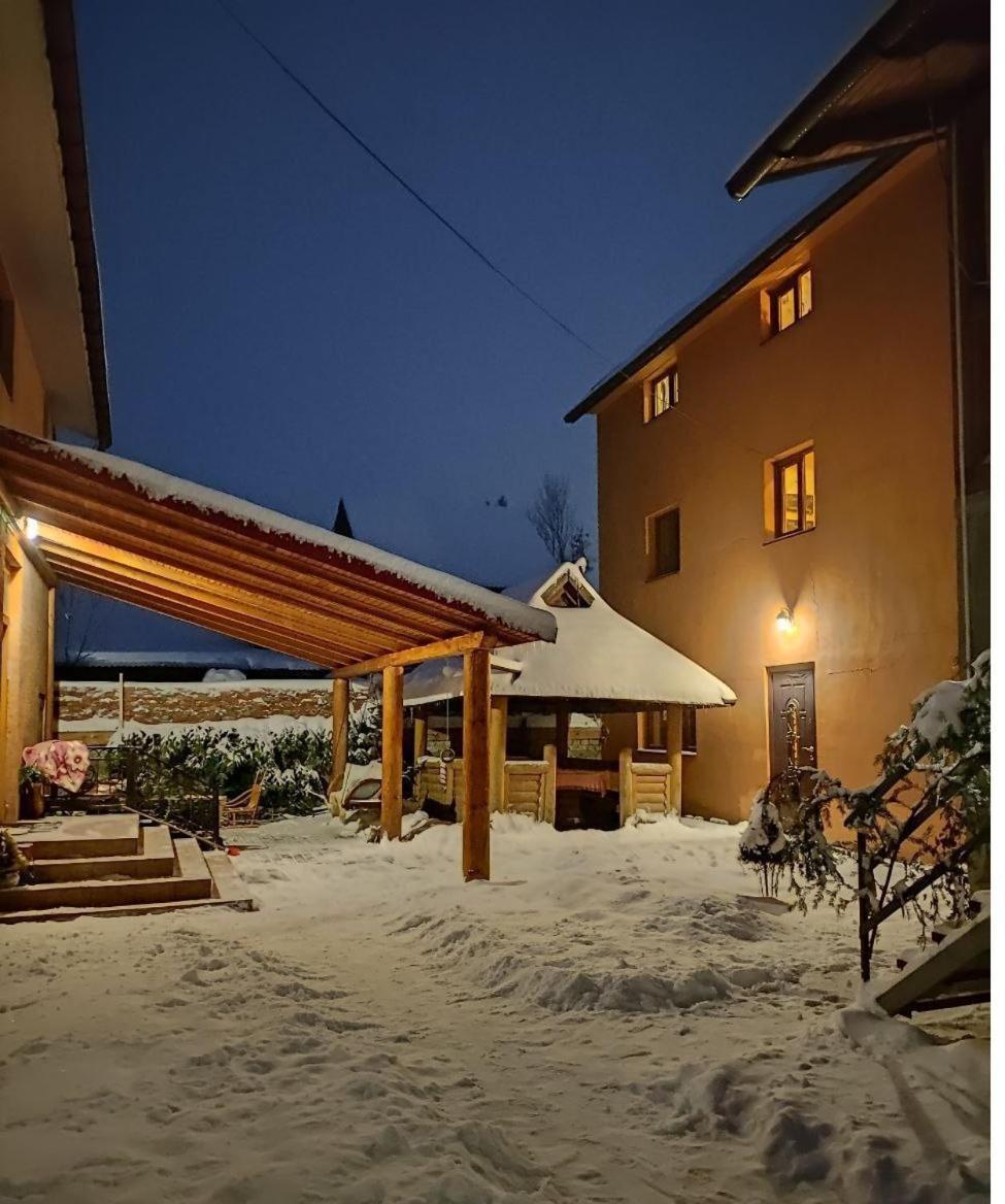 Guest House Mandrivnyi Rooms&Apartments Yasinya Exterior foto