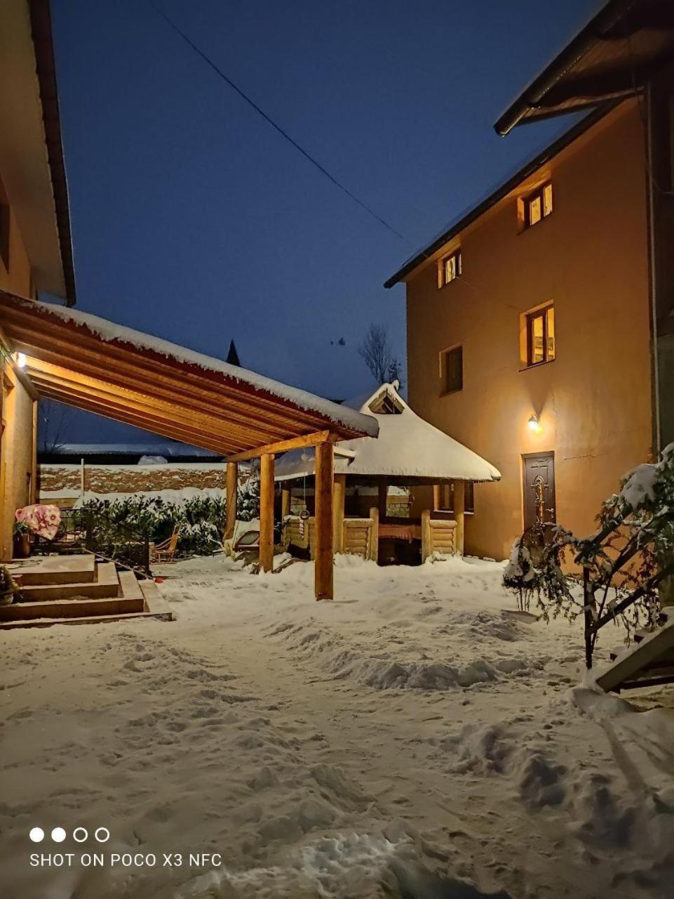 Guest House Mandrivnyi Rooms&Apartments Yasinya Exterior foto
