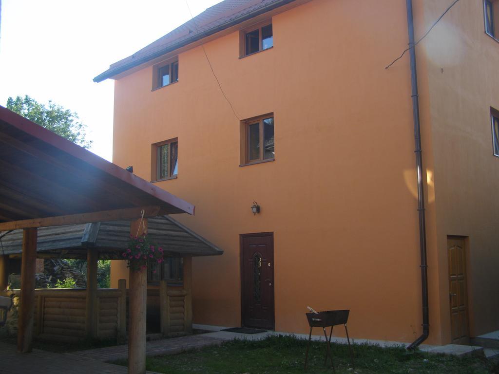 Guest House Mandrivnyi Rooms&Apartments Yasinya Exterior foto